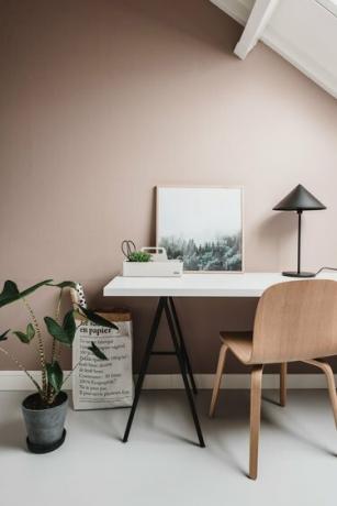 Escritório doméstico em estilo escandinavo com mesa branca elegante e paredes coloridas