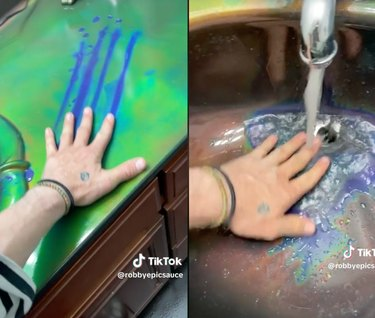 Imagen de pantalla dividida de alguien que demuestra los efectos de la pintura de anillo de humor en un baño.