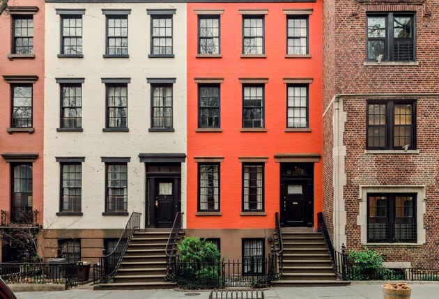 Fachadas e casas geminadas em brownstone em um bairro icônico de Brooklyn Heights, na cidade de Nova York