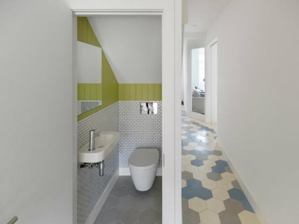 أفكار باكسبلاش الحمام الصغيرة في غرفة مسحوق مع بلاط مترو الانفاق الأخضر