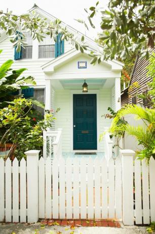 Casa pitoresca e cerca branca em Miami, Flórida