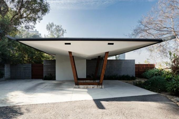 Parcheggio della casa di metà del secolo di John Lautner di proprietà di Trina Turk a Echo Park