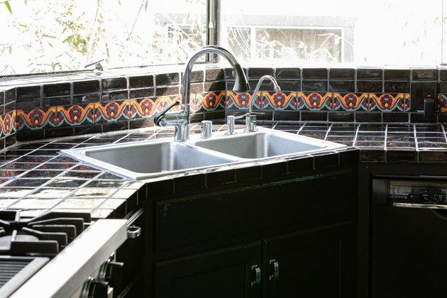hjørne køkkenvask med sort flise