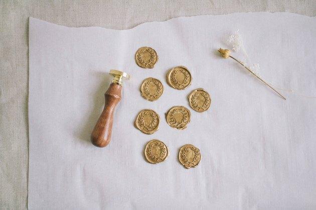 Osam zlatnih voštanih pečata koji se hlade na pergamentnom papiru