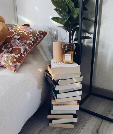 Stapel boeken met licht en kaars erop