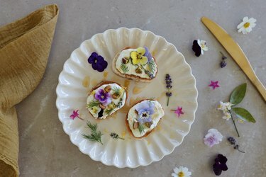 Pisket feta dip på crostini garnert med spiselige blomster