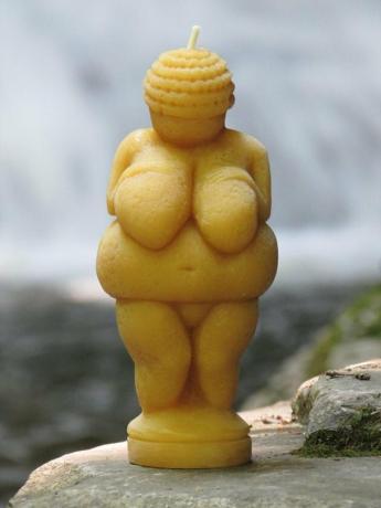 vela em forma de figura de uma mulher