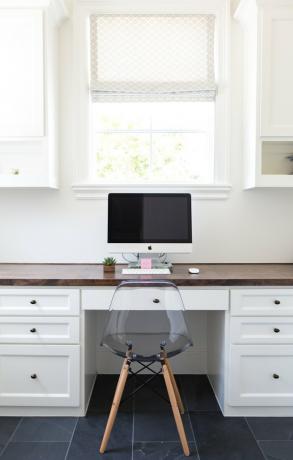 ideia de escritório em casa branca com o computador na mesa