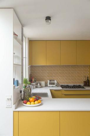 idéia de cor de cozinha amarela com azulejo amarelo backsplash