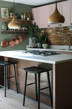 Cocina verde oliva con gabinetes rosa polvoriento