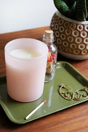 Pink Jar Candle op nachtkastje