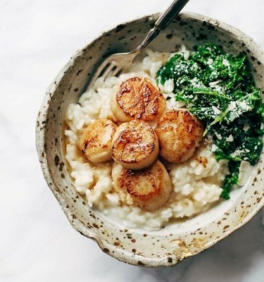 Pitada de Vieiras de Manteiga Marrom Yum com Risoto de Parmesão