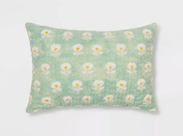 Drempel Kantha Bloemensteek Decoratief Sierkussen, $ 20