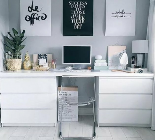 Idéias de organização de home office com mesa branca com gavetas, parede com arte, planta.