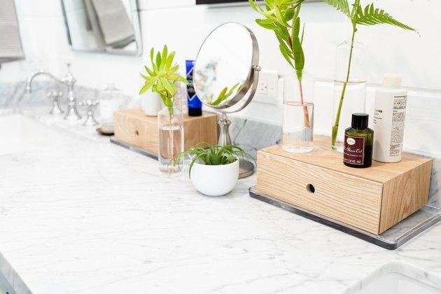 Ideias de organizador de maquiagem na vaidade do banheiro, gavetas do recipiente de armazenamento de madeira, cosméticos, espelho, plantas, pia, espelho.