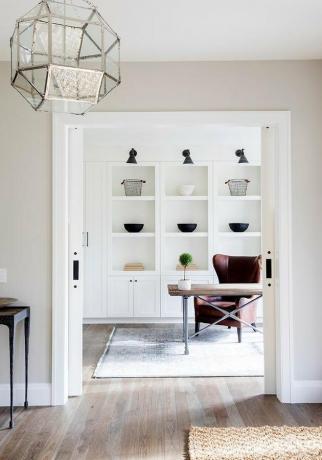 Portas de escritório em casa com portas de bolso em um escritório em casa por Amber Interiors