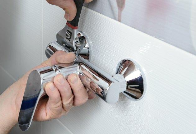 Instalarea unui robinet de duș.
