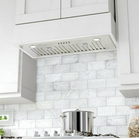 cozinha branca com exaustor de fogão