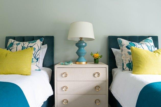 غرفة نوم زرقاء وصفراء مع لمسات عصرية