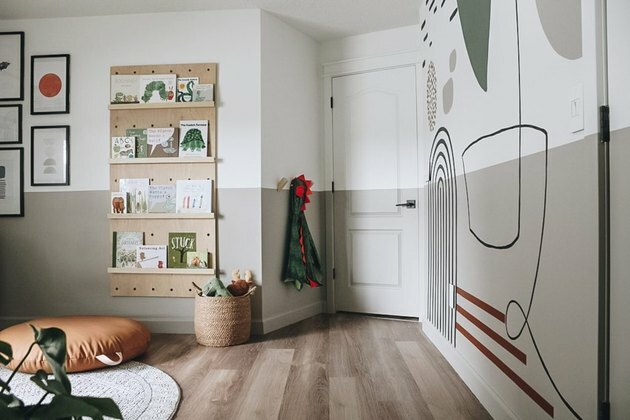 Idéias de organização de sala de jogos com mural de parede e pegboard