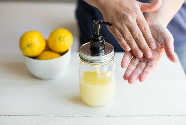 Как сделать жидкое мыло для рук с оливковым маслом и лимоном