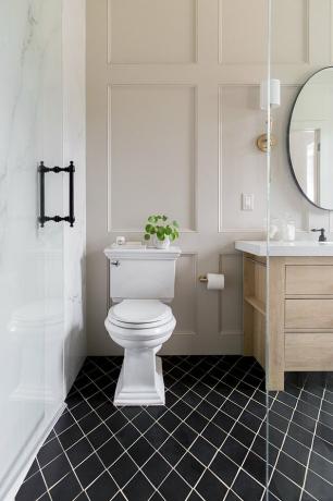 Een tweedelig toilet in een traditionele neutrale badkamer