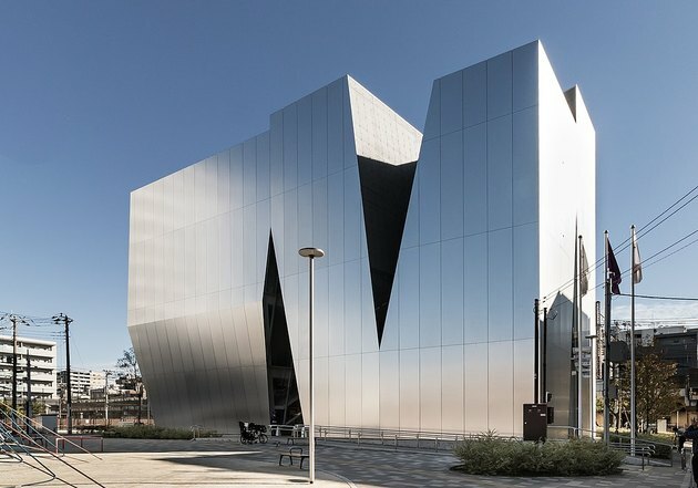 edifício geométrico de metal