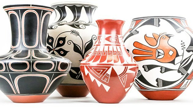 quatro vasos em várias cores