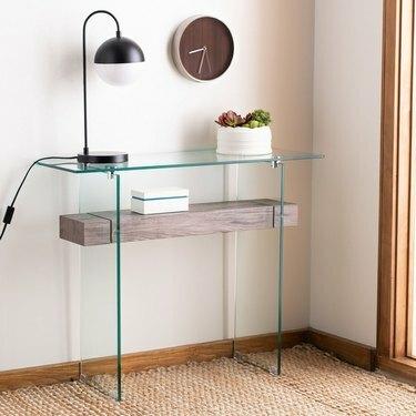 „Console Stables for Small Spaces“ stiklo rėmas