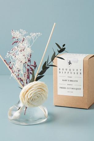 difusor de bouquet floral com caixa próxima