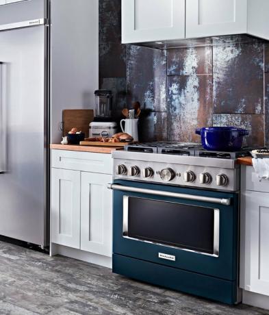 fogão da marca KitchenAid com fogão azul-petróleo em cozinha cinza