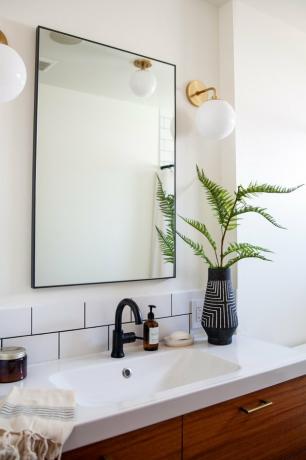 midcentury فكرة إضاءة جدار الحمام في الحمام الأبيض مع الشمعدانات الجدار الزجاجي