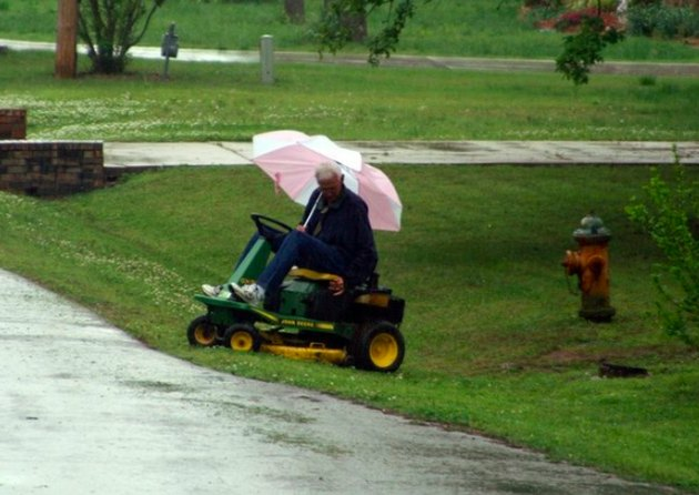 Maaien in de regen.