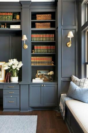 Estantes embutidas em uma biblioteca de home office por Bria Hammel Interiors
