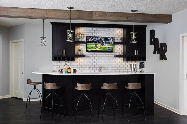 ideias para bar de garagem com piso de metrô branco e banquetas de bar