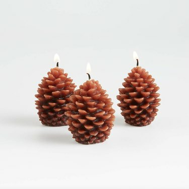 Crate & Barrel Mini Pinecone -kynttilät, 12,95 dollaria