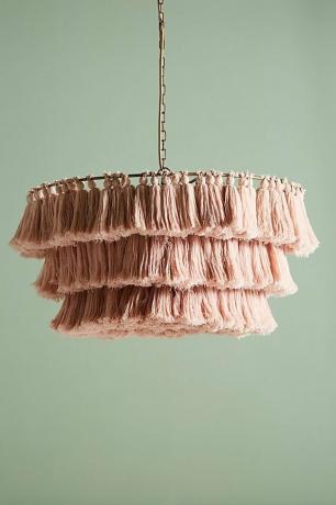 lustre com borlas de blush