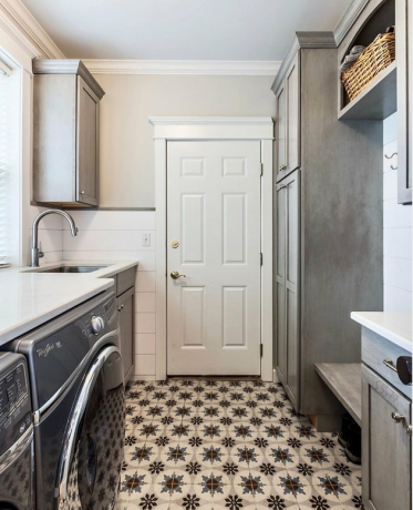 armazenamento do mudroom combinado com lavanderia