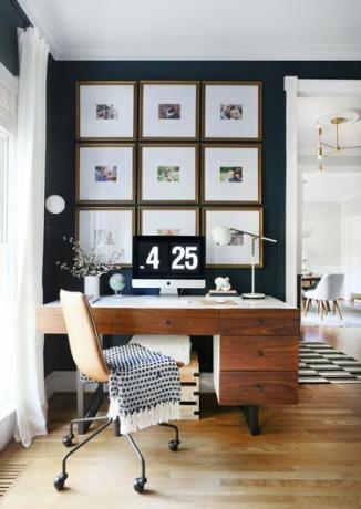 oficina en casa de esquina con pared de galería y escritorio de madera