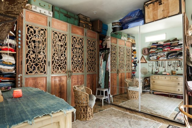 Idéias do armário do sótão boho com armário e espelho de chão
