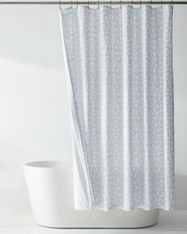 Cortina de chuveiro ecológica reversível floral azul e branco no banheiro branco