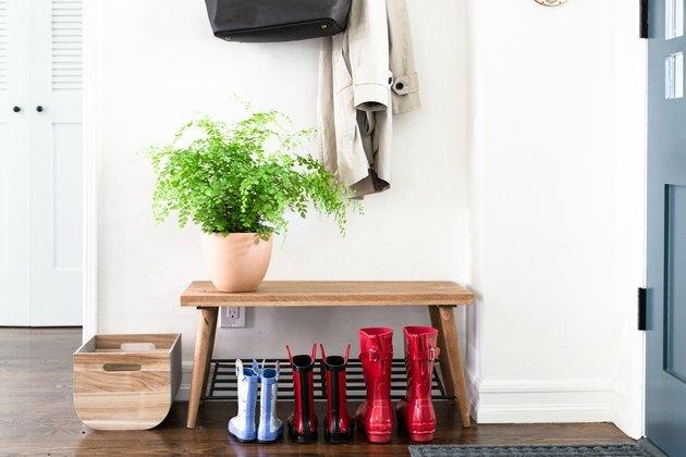 armazenamento improvisado de mudroom com banco e ganchos