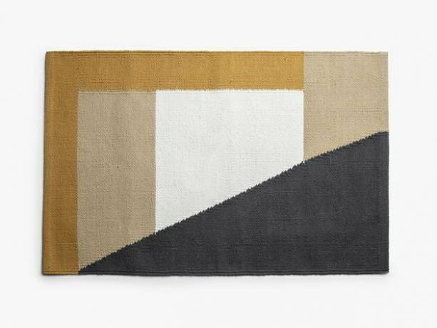 Tapete ecológico amarelo, branco e preto com desenho geométrico