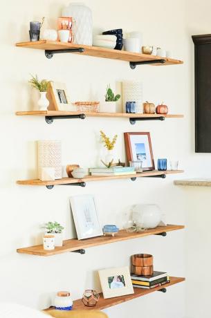 estante industrial flutuante de DIY com decoração
