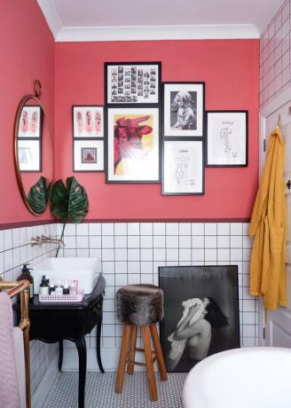 significado de cor em banheiro rosa moderno com parede de galeria
