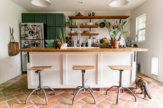 keukeneiland decor met planten in de keuken met terracotta vloer