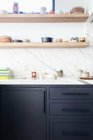 como organizar o armário da cozinha com prateleiras abertas