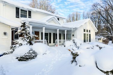 Early Morning Sunshine Colonial Style Home Extreme Blizzard -lumimyrskyn jälkeen