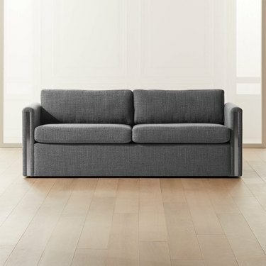 sofá-cama com detalhes em metal