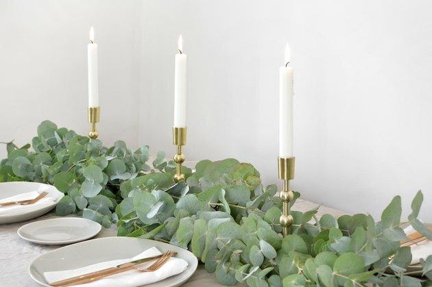Ideia de decoração de Natal com guirlanda de eucalipto na mesa
